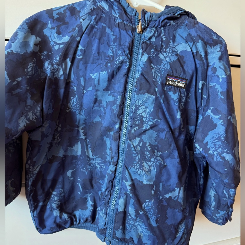 Patagonia Baby Nano Puff Brick Quit reversible Hoody
Blue
Size 2T/3T